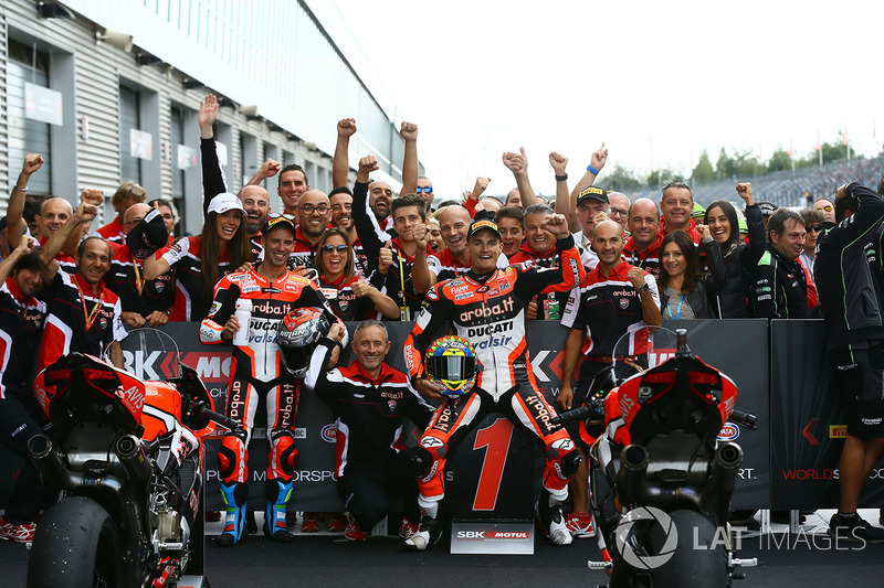 Podio: il vincitore della gara Chaz Davies, Ducati Team, il terzo classificato Marco Melandri, Ducati Team