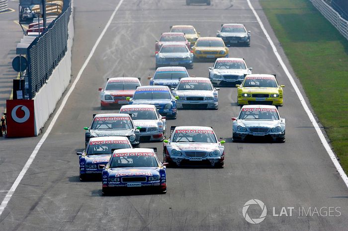 Mattias Ekstrom, Abt Sportsline Audi A4, lidera el pelotón