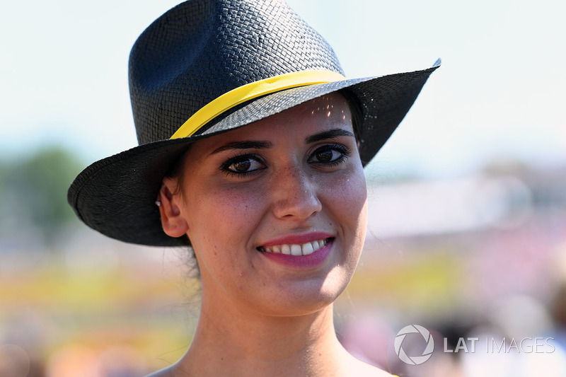 Una chica de la parrilla