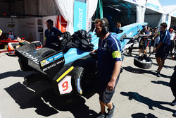 La monoposto di Sébastien Buemi, Renault e.Dams, viene riportata ai box dopo l'incidente
