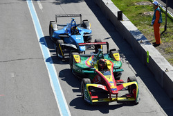Daniel Abt, ABT Schaeffler Audi Sport, et Sébastien Buemi, Renault e.Dams, entrent dans les stands