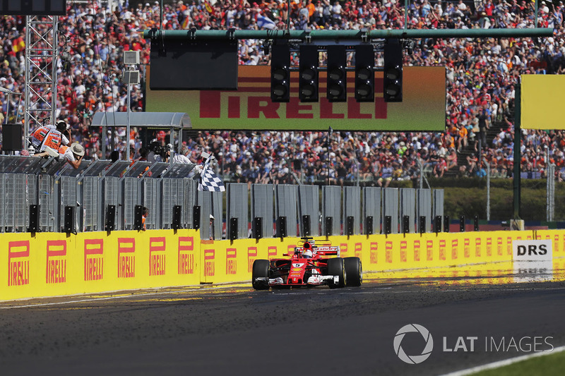 Sebastian Vettel, Ferrari SF70H, prende la bandiera a scacchi