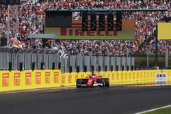 Sebastian Vettel, Ferrari SF70H, prende la bandiera a scacchi