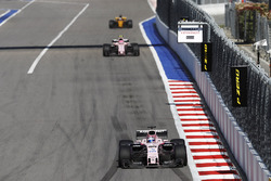 Серхио Перес, Sahara Force India F1 VJM10, и Эстебан Окон, Sahara Force India F1 VJM10, Нико Хюлькен