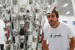 Fernando Alonso with the Borg-Warner trophy