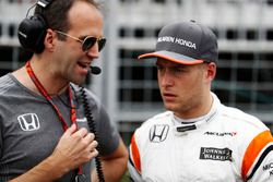 Stoffel Vandoorne, McLaren, talks to his engineer