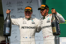 Valtteri Bottas, Mercedes AMG F1 celebra con Lewis Hamilton, Mercedes AMG F1