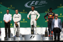 Valtteri Bottas, Mercedes AMG F1, Loic Serra, Mercedes AMG F1, Lewis Hamilton, Mercedes AMG F1 y Dan