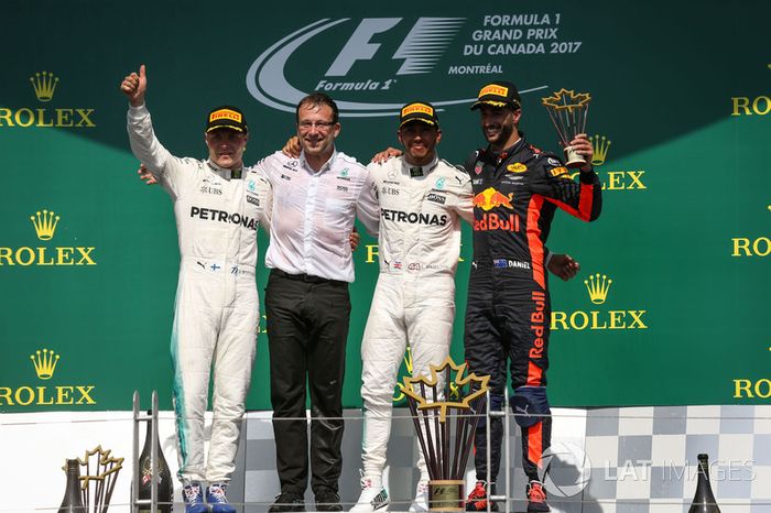 Podium: ganador, Lewis Hamilton, Mercedes AMG F1, segundo, Valtteri Bottas, Mercedes AMG F1, tercero Daniel Ricciardo, Red Bull Racing, Loic Serra, Mercedes AMG F1.