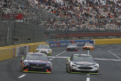 Kevin Harvick, Stewart-Haas Racing Ford Denny Hamlin, Joe Gibbs Racing Toyota
