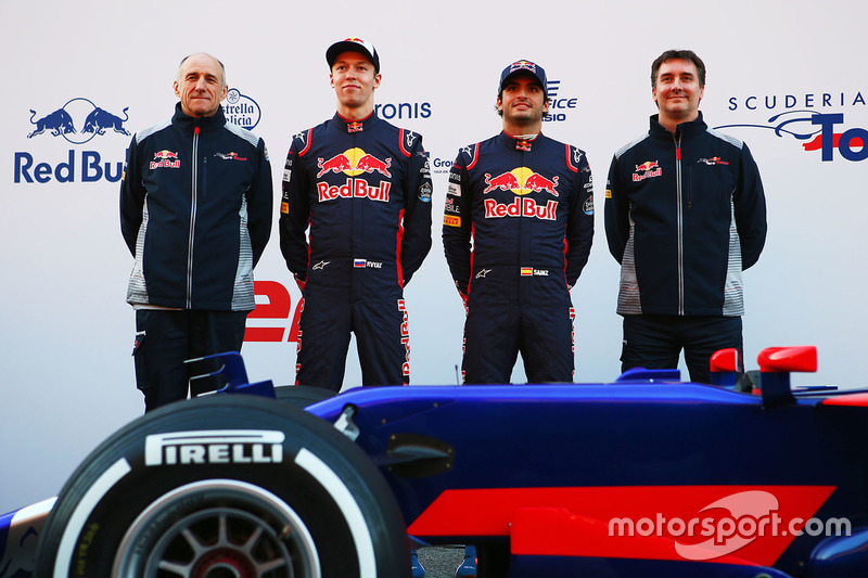 Teamchef Franz Tost, Daniil Kvyat, Carlos Sainz Jr., Technikchef James Key mit dem Toro Rosso STR12