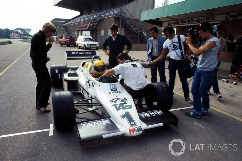 Ayrton Senna, recibe instrucciones finales antes de probar el Williams FW08C por primera vez