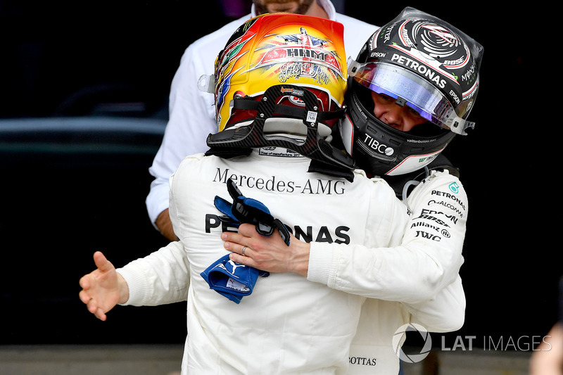 Ganador de la carrera Lewis Hamilton, Mercedes AMG F1 celebra en parc ferme con Valtteri Bottas, Mer