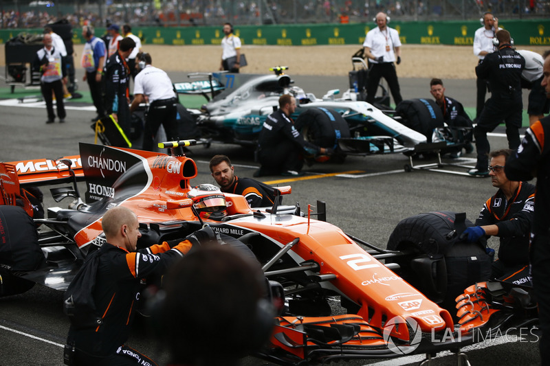 Стоффель Вандорн, McLaren MCL32, и Валттери Боттас, Mercedes AMG F1