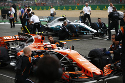 Stoffel Vandoorne, McLaren MCL32, se positionne devant Valtteri Bottas, Mercedes AMG F1