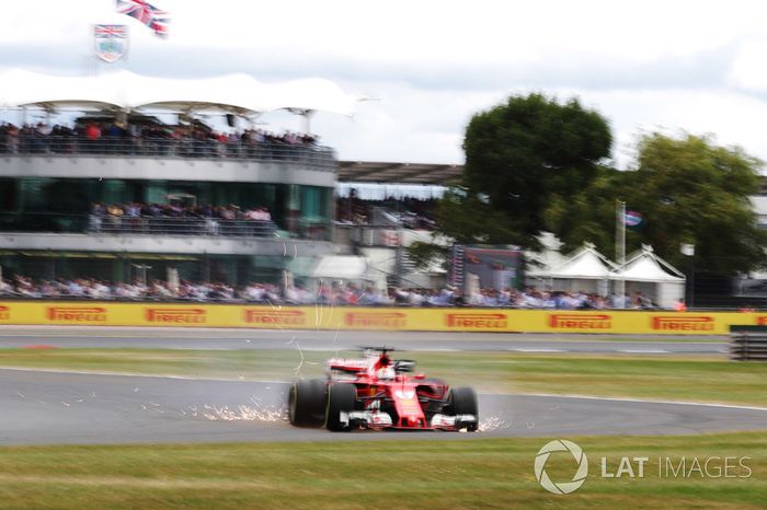 Sebastian Vettel, Ferrari SF70H, sale de la pista por un pinchazo