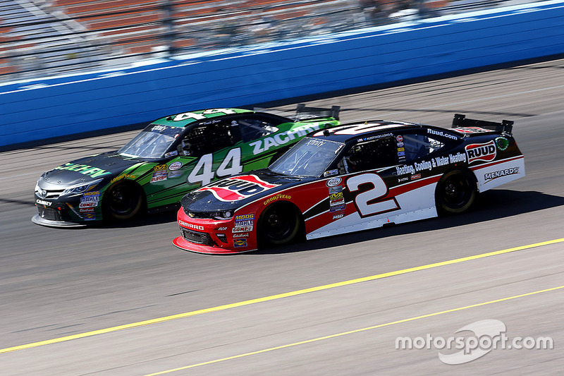 Austin Dillon, Richard Childress Racing Chevrolet en David Starr, TriStar Motorsports Toyota