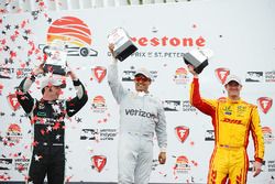 Podium : le vainqueur Juan Pablo Montoya, Team Penske Chevrolet, le deuxième, Simon Pagenaud, Team Penske Chevrolet, le troisième, Ryan Hunter-Reay, Andretti Autosport Honda