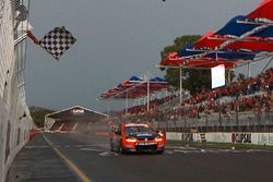 Le vainqueur Nick Percat, Lucas Dumbrell Motorsport Holden