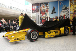 Helio Castroneves, Team Penske Chevrolet présente la livrée Pennzoil pour la 100e édition des 500 Miles d'Indianapolis