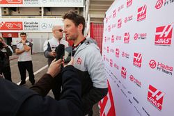 Romain Grosjean, Haas F1 Team VF-16 avec les médias
