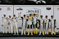 Podium GTLM : les vainqueurs #4 Corvette Racing Chevrolet Corvette C7.R : Oliver Gavin, Tommy Milner, Marcel Fässler; les deuxièmes, #3 Corvette Racing Chevrolet Corvette C7.R : Antonio Garcia, Jan Magnussen, Mike Rockenfeller; les troisièmes, #912 Porsche Team North America Porsche 911 RSR : Michael Christensen, Earl Bamber, Frédéric Makowiecki