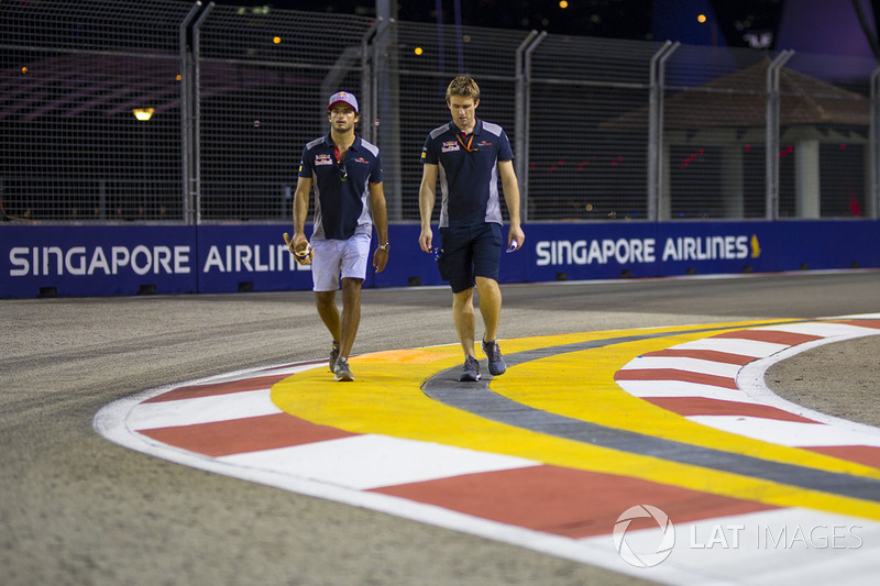 Carlos Sainz Jr., Scuderia Toro Rosso walks the track