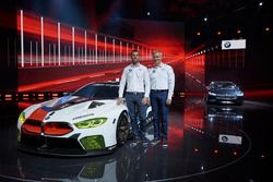 Martin Tomczyk et Jens Marquardt, directeur de BMW Motorsport, avec la BMW M8 GTE