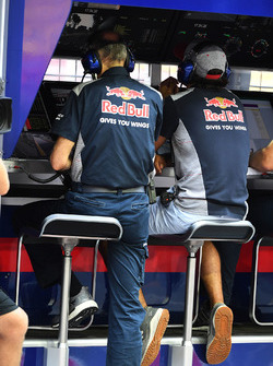 Carlos Sainz Jr., Scuderia Toro Rosso, sur le muret des stands pendant les EL1
