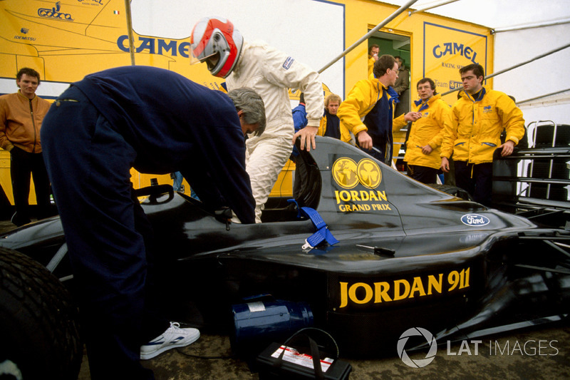 John Watson se monta en el nuevo Jordan 911 Ford con el diseñador Gary Anderson y Andy Stevenson en la foto (1990)
