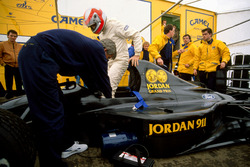 John Watson climbs aboard the new Jordan 911 Ford whilst designer Gary Anderson and Andy Stevenson l
