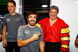 Fernando Alonso, McLaren, celebra su cumpleaños número 36 mientras su manager con una vestimenta española