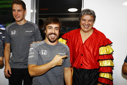 Fernando Alonso, McLaren, celebra su cumpleaños número 36 mientras su manager con una vestimenta española
