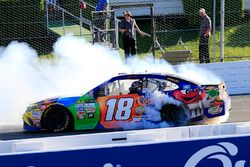 Race winner Kyle Busch, Joe Gibbs Racing Toyota