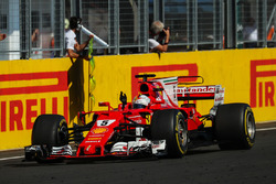 Il vincitore della gara Sebastian Vettel, Ferrari SF70-H supera la linea del traguardo
