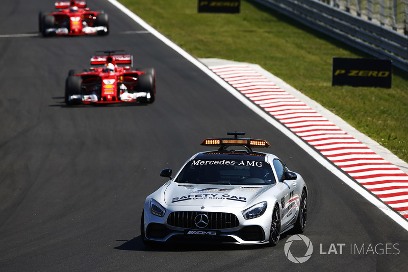 Una safety car precede Sebastian Vettel, Ferrari SF70H, Kimi Raikkonen, Ferrari SF70H