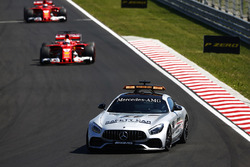 Una safety car precede Sebastian Vettel, Ferrari SF70H, Kimi Raikkonen, Ferrari SF70H