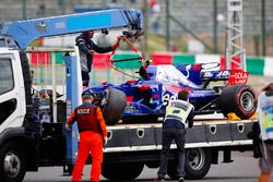 De auto van Carlos Sainz Jr. na zijn crash in de eerste training in Japan