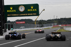 Pascal Wehrlein, Sauber C36 and Jolyon Palmer, Renault Sport F1 Team RS17