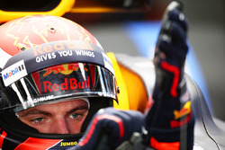 Max Verstappen, Red Bull, pulls his gloves on