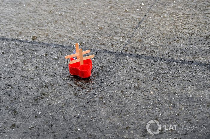 Lluvia y un barco de plástico en el pitlane