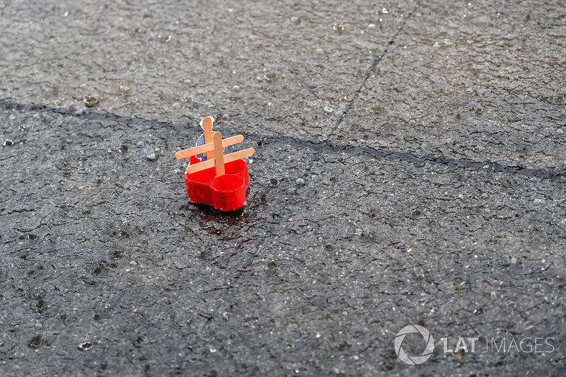 Pioggia e una barchetta di plastica in pit lane