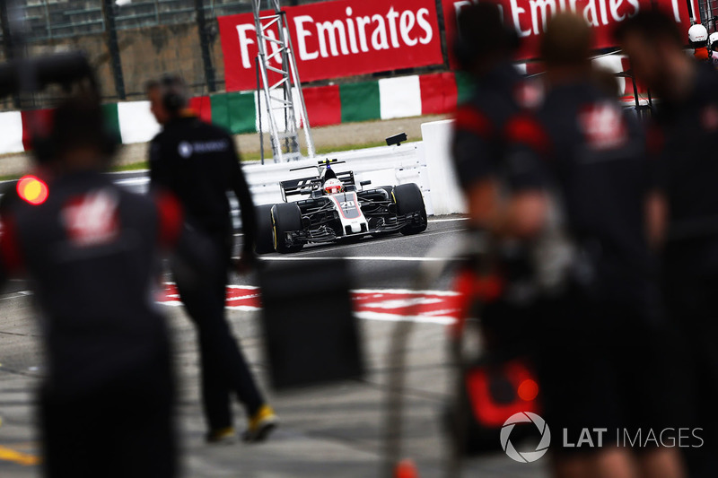 Kevin Magnussen, Haas F1 Team VF-17, dans la voie des stands