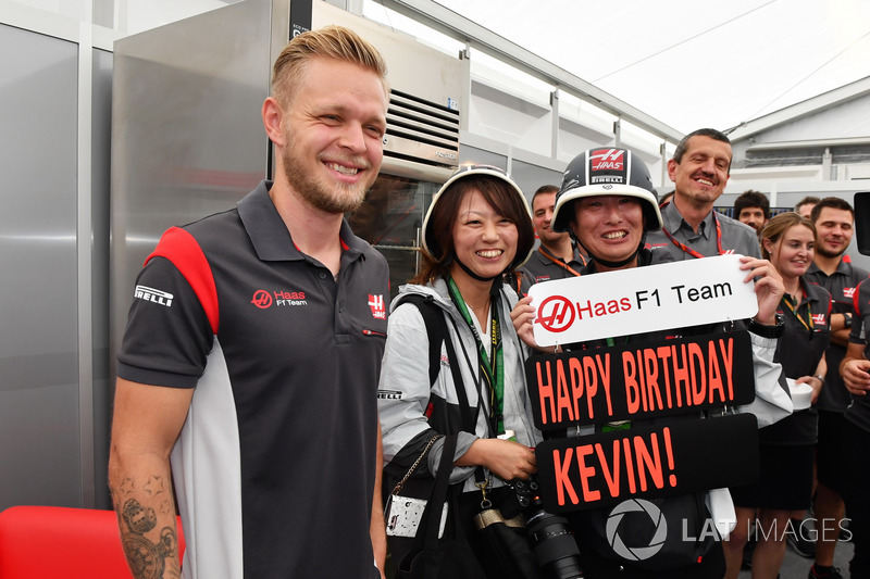 Aniversariante do dia, Kevin Magnussen comemorou com alguns torcedores.
