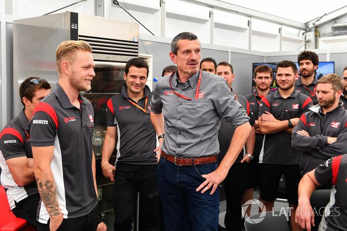 Kevin Magnussen, Haas F1 Team celebrates his Birthday, Guenther Steiner, Haas F1 Team Team Principal and the team