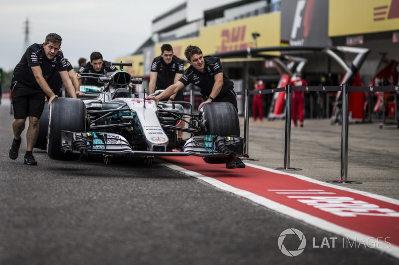 Mercedes AMG F1 mechanics, Mercedes-Benz F1 W08 in pit lane