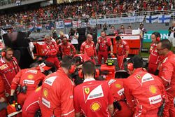 Ferrari mechanics around the car of Kimi Raikkonen, Ferrari SF70H