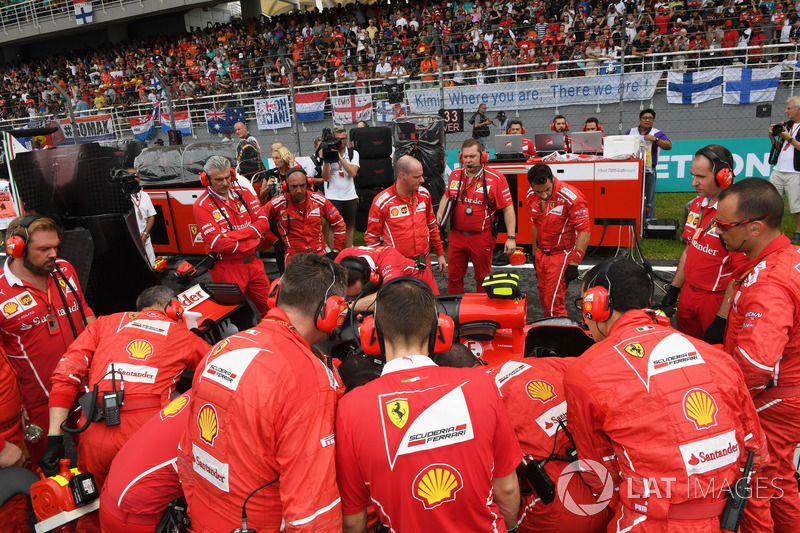 Ferrari mechanics around the car of Kimi Raikkonen, Ferrari SF70H