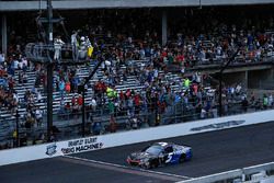 Kasey Kahne, Hendrick Motorsports Chevrolet takes the checkered flag