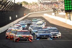 Kyle Busch, Joe Gibbs Racing Toyota Martin Truex Jr., Furniture Row Racing Toyota restart